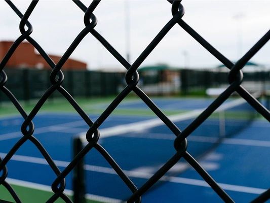 6 калибра скрученный черный цепной забор 6 футов полиэтиленового покрытия обеспечивает длительный срок службы