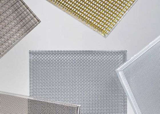 Ткань прокатала стекло, связала проволокой стекло, прокатанная архитектурноакустическая сетка приносит благородный и элегантный шарм к зданиям