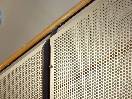 Расширенная перфорированная металлическая сетка Высокопрочная гибкая конструкция, подходящая для защитных ограждений и систем вентиляции