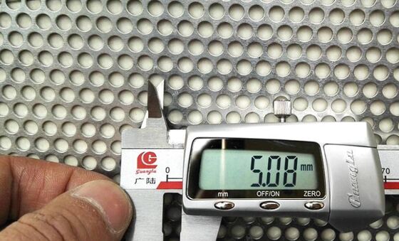 Металлический перфорированный проволочный экран с высокоточностью идеально подходит для акустических панелей и систем фильтрации воздуха в коммерческих зданиях